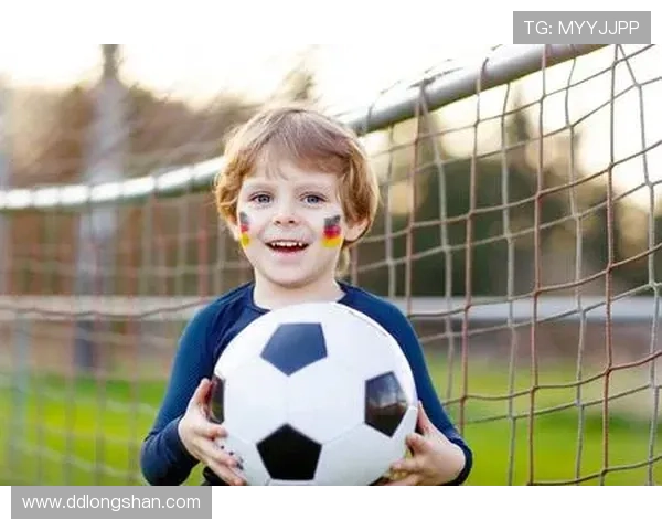 足球明星与可爱娃娃亲密互动瞬间展现温馨家庭生活的美好画面 足球明星与可爱娃娃亲密互动瞬间展现温馨家庭生活的美好画面