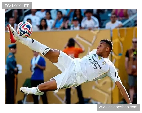 足球明星因涉嫌违法被警方拘留引发球迷热议与媒体关注