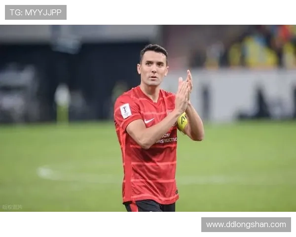 足球明星与记者携手共度人生新篇章爱情与事业的完美结合