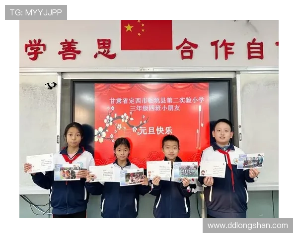 足球明星小贝携家人送祝福共庆新春传递温暖与快乐