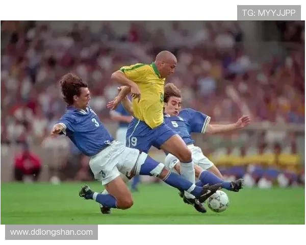 足球明星新老对比视频揭示时代变迁与球技演进的精彩瞬间