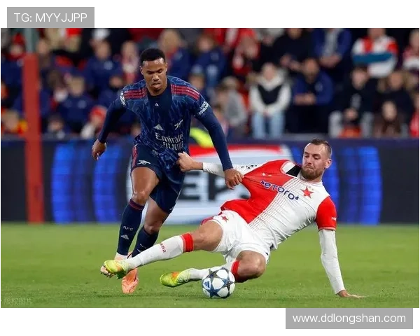 足球明星在比赛中受伤退场的最新消息与影响分析