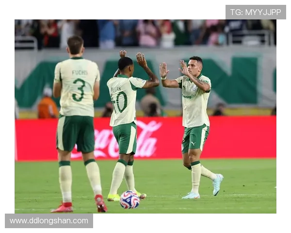 全球足球明星盘点及其代表球队与成就分析